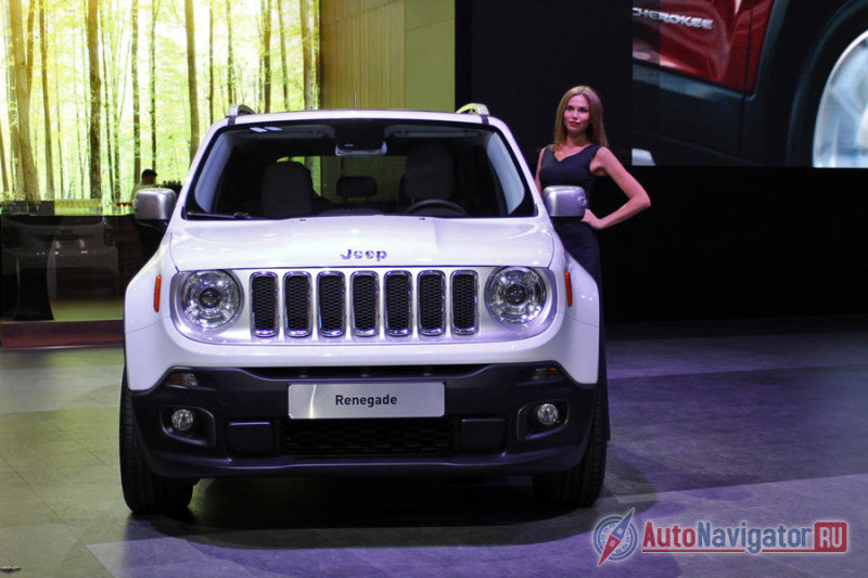 Подальше стоит Jeep Renegade, отметивший российскую премьеру в Москве. Автомобиль очаровывает игрушечной внешностью и небольшими размерами, располагая к себе