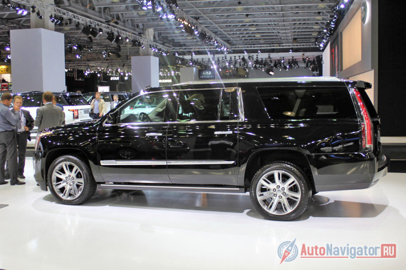 Другой американский производитель – Cadillac - привез в Москву новое поколение Escalade. Прежняя генерация продавалась у нас только в короткой модификации, а внедорожники с удлиненной базой Escalade ESV приходили в Россию из США по инициативе серых дилеров.  В этом году на стенде марки параллельно выставлялось обе версии, что косвенно дает шансы на начало официальных поставок к нам удлиненного Escalade