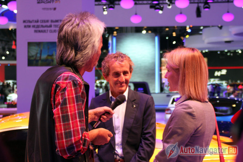 С Аленом Простом на его фоне