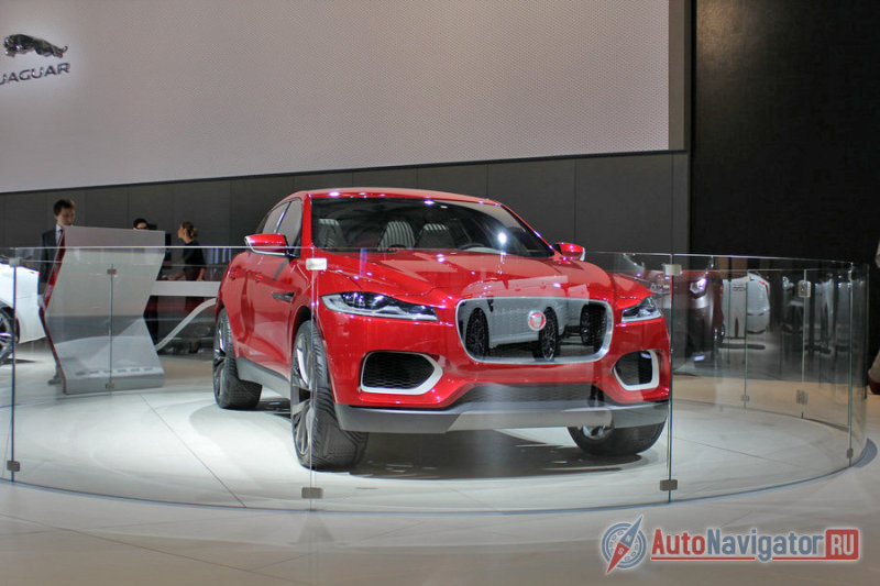 Jaguar-Land Rover привез два кроссовера. Причем один из них - Jaguar, а другой – Land Rover.  Раньше модельный ряд двух брендов четко подразделялся на легковое и внедорожное отделения: «Ягуарами» были исключительно легковушки, а внедорожниками только «Ленд Роверы». Концептуальный Jaguar CX-17 нарушил эту традицию