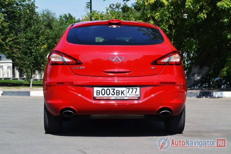 Двигатель всего один, и тот выдает чуть больше 120 л.с., зато целых две выхлопных трубы, как у хот-хэтча