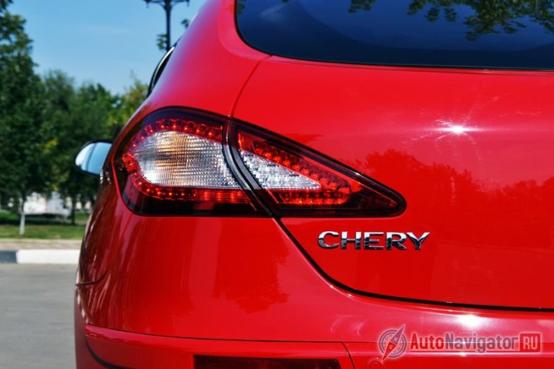 Задние фонари окантованы светодиодами. Кто-то мне даже сказал, что смахивает на Porsche Panamera