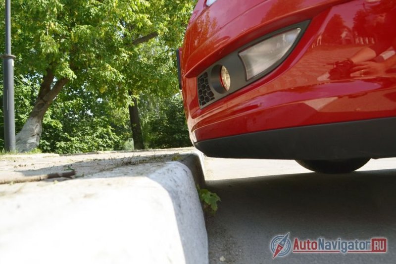 Клиренс в 127 мм не слишком-то российский. Бампер едва ли проходит над стандартным бордюром и то, чиркая черной резинкой снизу