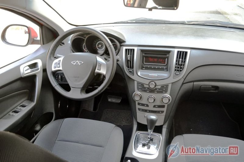 Пластик, конечно, дубовый, но дизайн салона нельзя назвать серым и унылым. В целом неплохо для автомобиля за 600 тысяч рублей