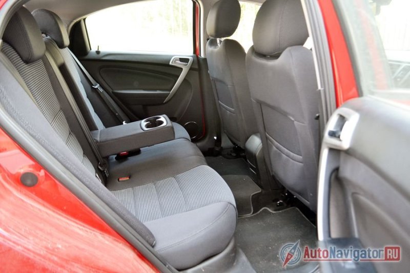 Несмотря на то, что колесная база далеко не самая длинная в классе, сзади сидеть комфортно. Из удобств есть подлокотник с подстаканниками и еще один подстаканник для задних пассажиров между передними сиденьями