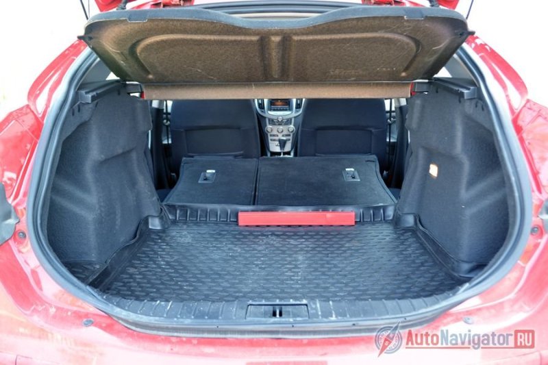 Объем багажника – 420 литров. Для хэтчбека С-класса это едва ли не рекорд. Кроме того, форма багажника почти прямоугольная, а при сложенных сиденьях образуется ровный пол. Но и это еще не все, потому как под полом лежит полноразмерное запасное колесо