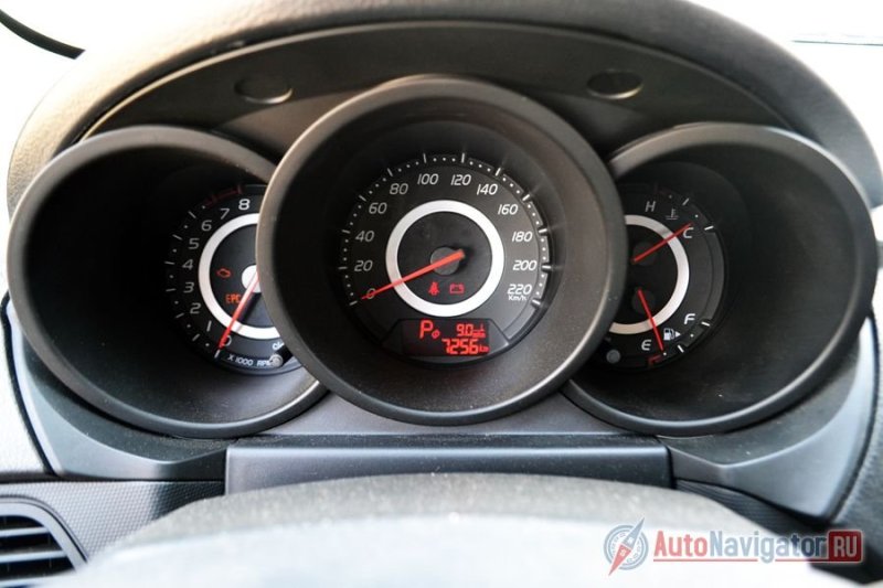 Средний расход 92-го за время теста у меня получился 9,0 литров на 100 км. В городе получается около 10 л/100 км, что соответствует заявленным паспортным характеристикам