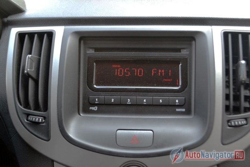 Радио самое обычное. Причем настройки аудио в другом месте, но единожды настроив, переключать станции шестью кнопками очень удобно