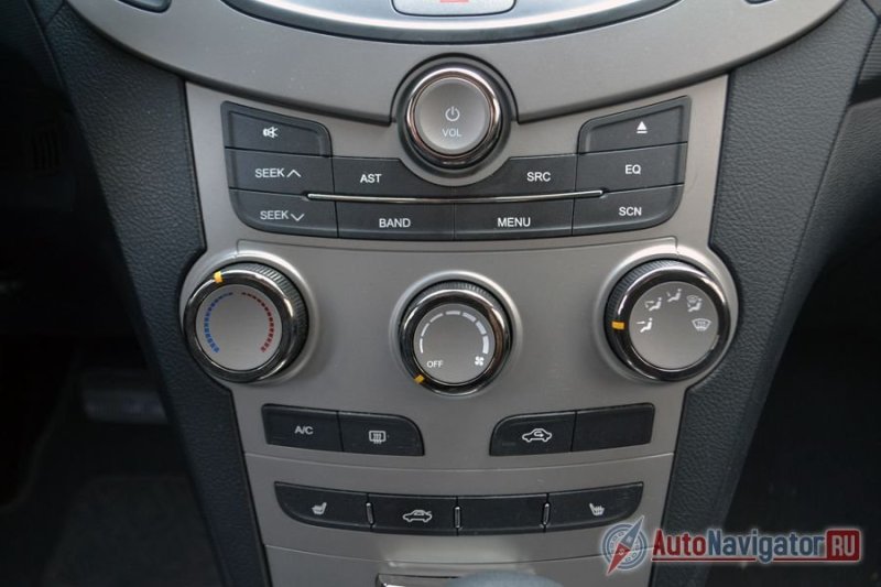 Сверху управление музыкой, посередине – ручной кондиционер (в более дорогих комплектациях он автоматический), снизу – кнопки обогрева сидений и открывания багажника