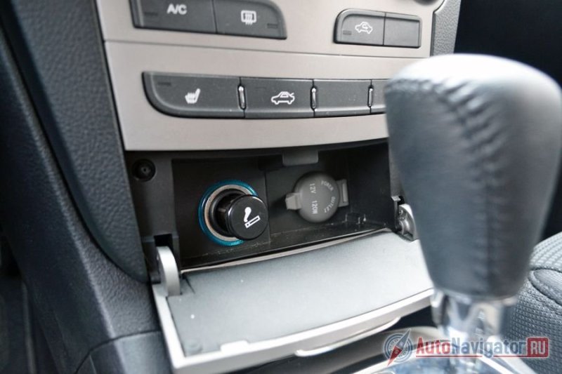 В закрывающемся боксе прикуриватель и розетка на 12 V. USB-разъем находится в бардачке, причем подзаряжать iPhone он не захотел, не говоря уже о проигрывании музыки с него. Зато с обычными флэшками справляется на ура