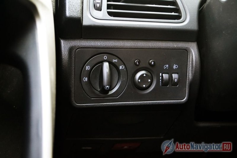 Управление светом перенесено с подрулевого переключателя на отдельный переключатель под рулем, как в Volkswagen, например. В топовой комплектации есть режим автоматического включения фар и датчик света