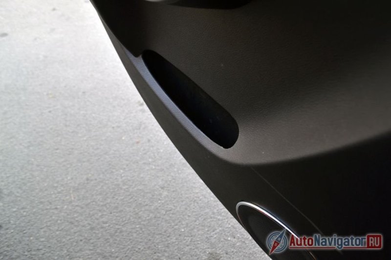 Это кармашек в задних дверях. В него не то, что бутылку не поставить, рука-то с трудом пролазит. В передних дверях все гораздо лучше