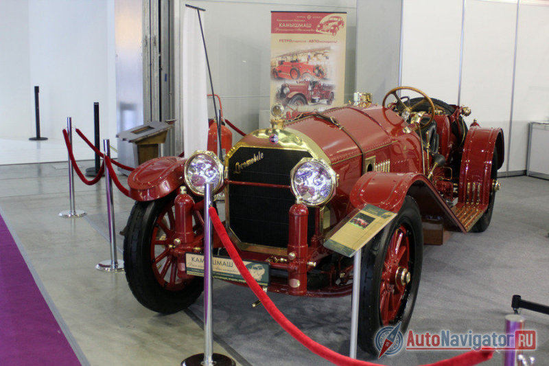 При переходе из зала в зал притаился столетний Locomobile 48 Speedster 1914 года выпуска