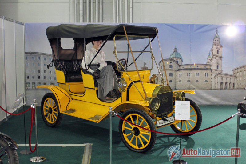Ford T – первый массовый автомобиль мира стоит на Московском автосалоне в необычном для него цвете – желтом