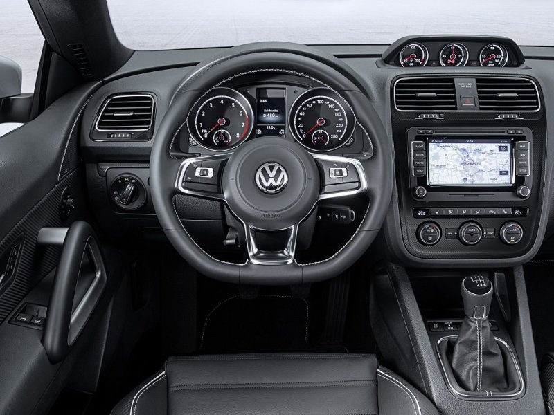 Салон претерпел немало изменений: новый руль, новая центральная консоль и новая аудиосистема