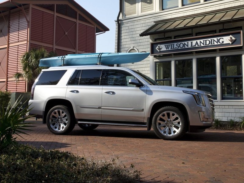 Профиль украшают высокая линия капота и массивные двери без архитектурных излишеств