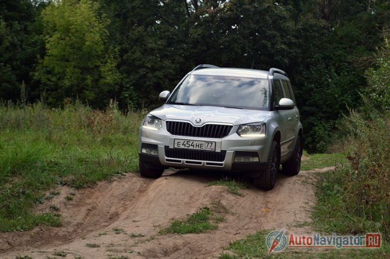 Все, что раньше было округлым и по-мультяшному забавным, теперь стало строгим и угловатым. После обновления автомобиль определенно стал строже и приобрел однозначно узнаваемое лицо марки