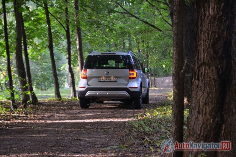Задняя часть автомобиля почти не изменилась, разве что в фонарях появились модные П-образные полоски световодов