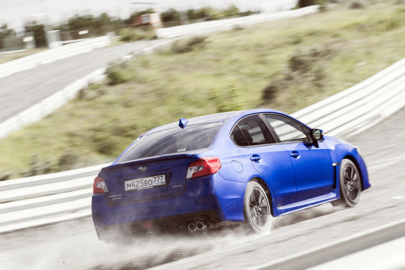 Ради достижения такого эффекта инженеры и сконцентрировались на трех китах: управляемости, сцеплении задних колес с поверхностью и поперечной устойчивости