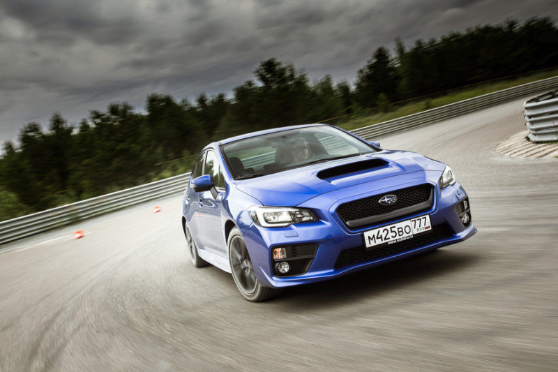 Отклик на руль стал заметно быстрее. Теперь импульс от «баранки» к колесам доходит за 0.10 сек, как у Porsche 911, при том, что даже STi прежнего поколения делал это за 0.27 сек