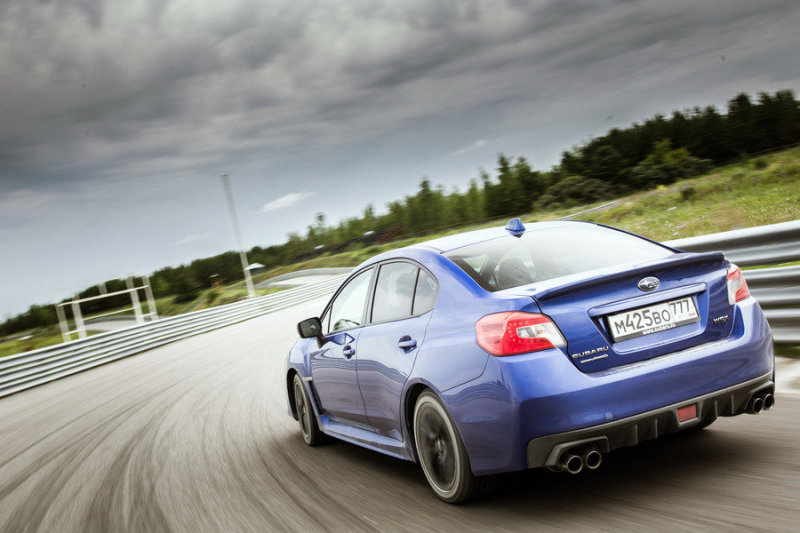 В скоростных поворотах новый WRX устойчивее, чем прежде за счет модернизации задней подвески. В цифрах это означает, что WRX способен держать 0.93g бокового ускорения, хотя для более «боевого» STi прошлого поколения переделом было 0.92g (STi в новом кузове – 0.94g)