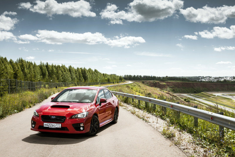 Прежде такие характеристики были характерны, скорее для WRX STi, чем для «обычного» WRX. Но в новой генерации эти модификации стали значительно ближе друг к другу. Причем это именно WRX догнал WRX STi, а не наоборот