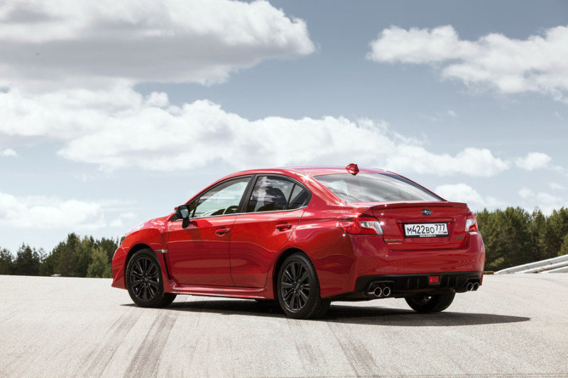 При этом разница между двумя машинами есть: STi бескомпромиссен и требователен, а WRX более дружелюбен и сбалансирован