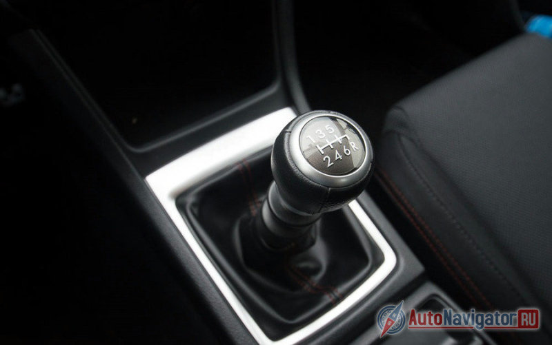 Для наиболее эффективной езды нужно работать «механикой» и держать обороты в коридоре максимального момента. Шестиступенчатая коробка - образец четкости. Ходы стали на 12% короче, а синхронизаторы первых двух передач WRX выполнены из углепластика, как и на WRX STi, да и шесть передач вписываются в портрет спортивного седана гораздо лучше пяти, которые были раньше. Переключение – ритуал. Выжал мощное сцепление и «вщелкнул» ступень. Процесс – удовольствие