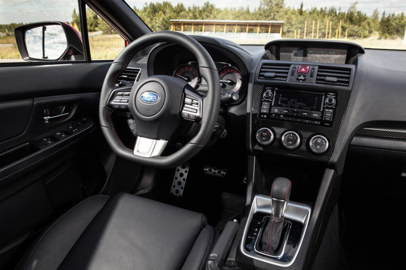 В салоне Subaru всегда было как-то убого, но в WRX этого поколения применены относительно качественные материалы. Руль с приятной отделкой. Центральный тоннель с вставками под карбон. Хотя расти еще есть куда