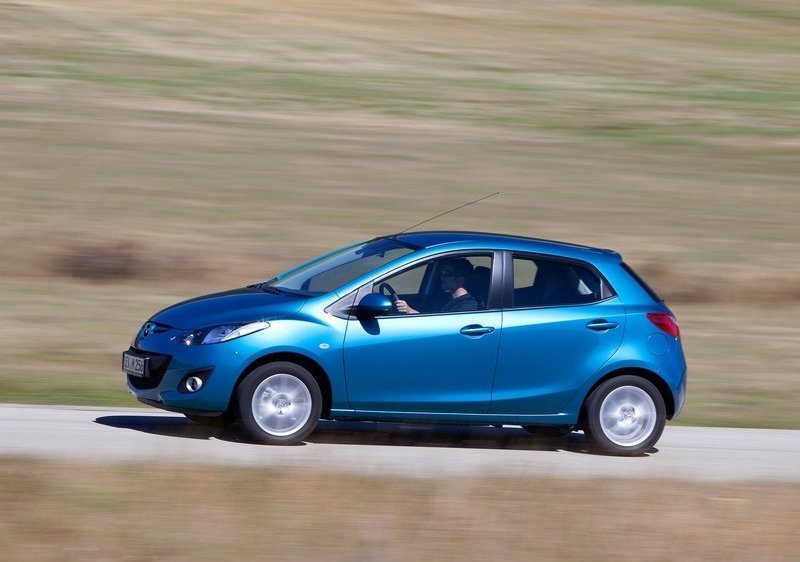 Ощущение стремительности продолжают оригинальные линии, проходящие по бокам автомобиля