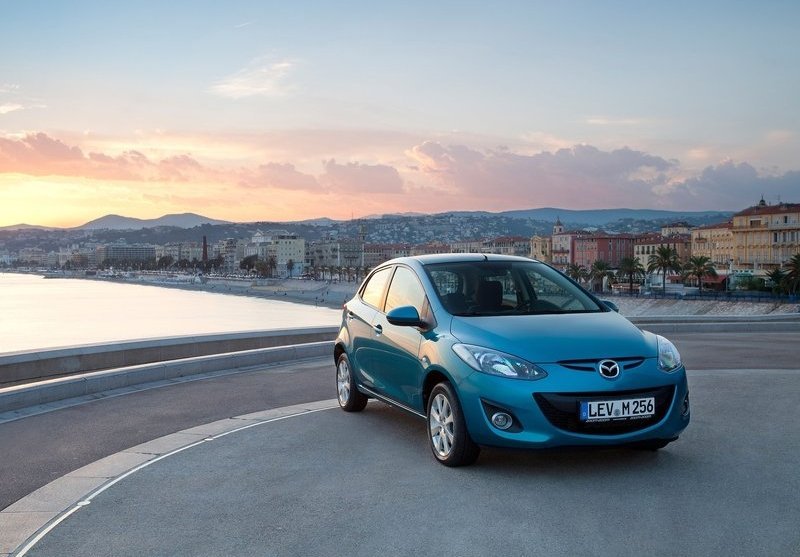 Mazda2 может похвастаться довольно массивным передним бампером, расширяющимся книзу