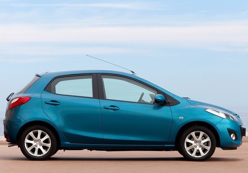 В сочетании с нижними боковыми накладками он визуально смещает центр тяжести автомобиля к дороге, создавая впечатление высокой устойчивости