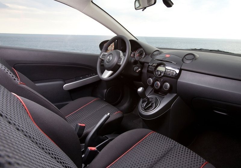 Несмотря на компактные размеры Mazda2, ее салон не выглядит тесным