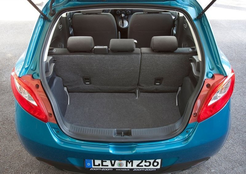 Несмотря на малые габариты Mazda2, объем багажного отделения машины составляет 250 л