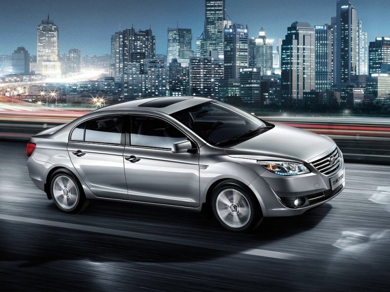 Дутые колесные арки, а также элегантная горизонтальная линия над дверными ручками – стиль присутствует