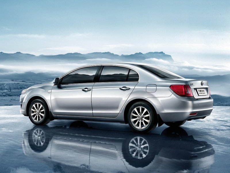 Фонари оснащены модными ныне светодиодами, крышка багажника «блистает» хромированным горизонтальным молдингом