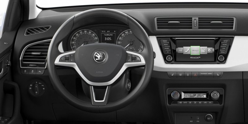 Интерьер получил более качественную отделку, в топе наличествует мультимедийная система Bolero с функцией MirrorLink