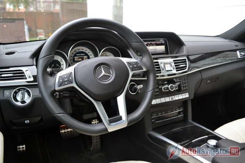 Салон – сама строгость. В то же время все на своих местах. Ну, кроме рычага КПП, конечно