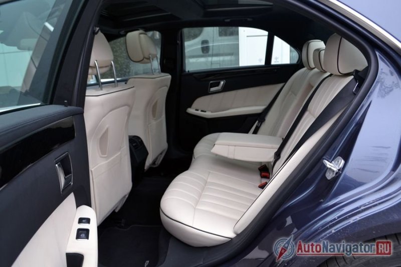 Сзади очень приятно не только сидеть, но и смотреть в стеклянную крышу и трогать дорогую кожу на дверях и диване