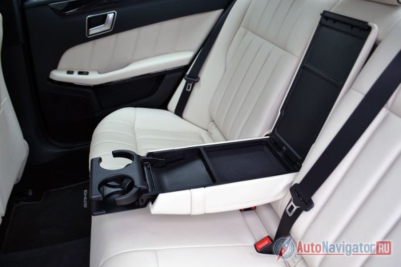 Подлокотник, подстаканники и коробочка – три в одном. За подлокотником есть лючок для длинномеров, но открыть его можно только из багажника