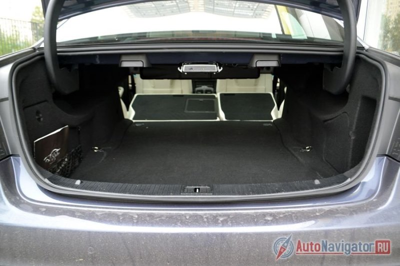 Багажник объемом 540 литров. Пол ровный и есть лючок для длинномеров, но, чтобы открыть его, придется почти целиком залезть внутрь и обязательно испачкать штаны о бампер