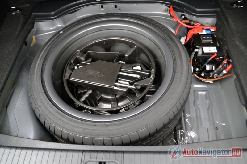 Под полом багажника лежит запаска, инструменты и миниатюрный аккумулятор. Так он прослужит  дольше, чем, если бы находился под капотом