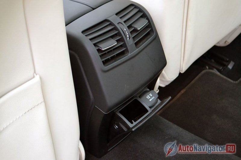 Для задних пассажиров индивидуальные дефлекторы и пепельница с прикуривателем. Вот, собственно, и все