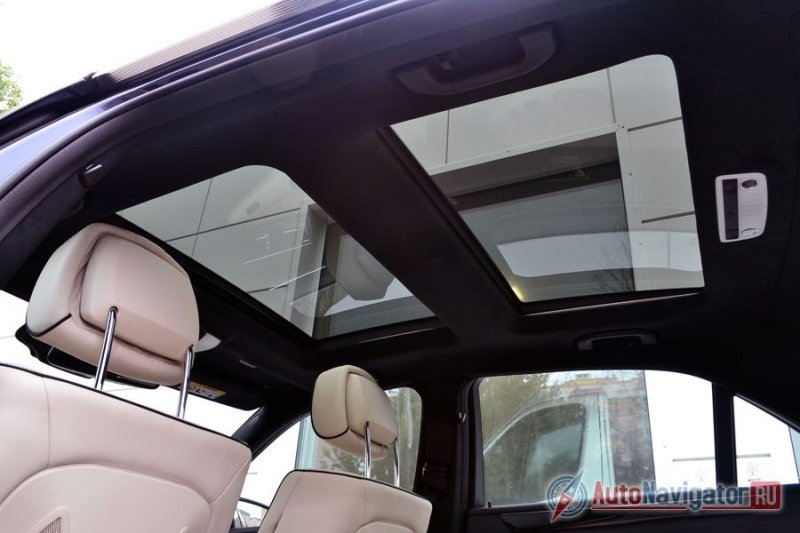 Стеклянная крыша не совсем во всю крышу (извините за каламбур), а имеет перегородку, в которую убирается шторка. При этом передняя секция выступает еще в роли люка