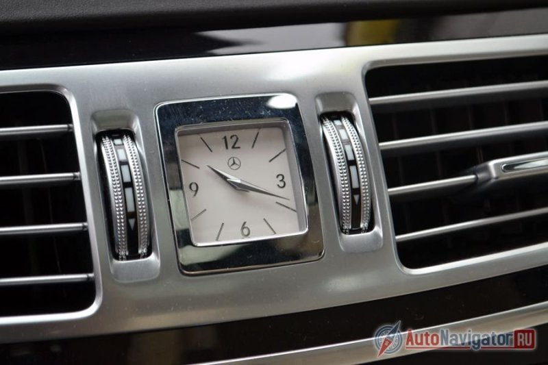 Аналоговые часы в машине – это всегда очень консервативно, уютно и стильно