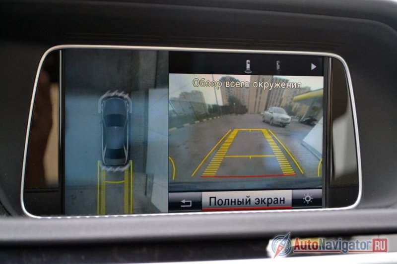 Экран почти не бликует на солнце. Как и многие современные автомобили E400 оснащен четырьмя камерами по периметру, картинки с которых склеиваются в единую, чтобы можно было смотреть на машину как бы сверху