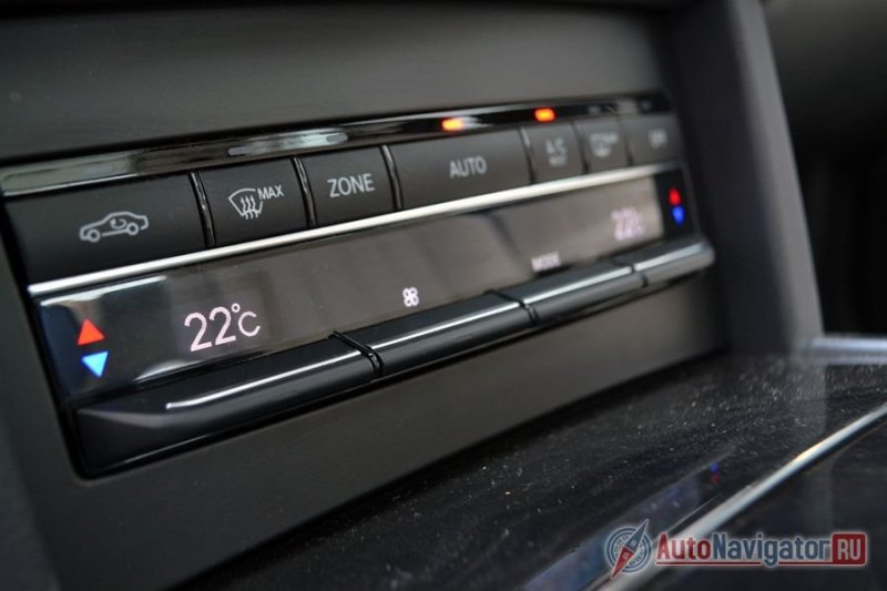 Климат-контроль расположился в самом низу центральной панели. Никаких крутилок, только рычажки-качалки