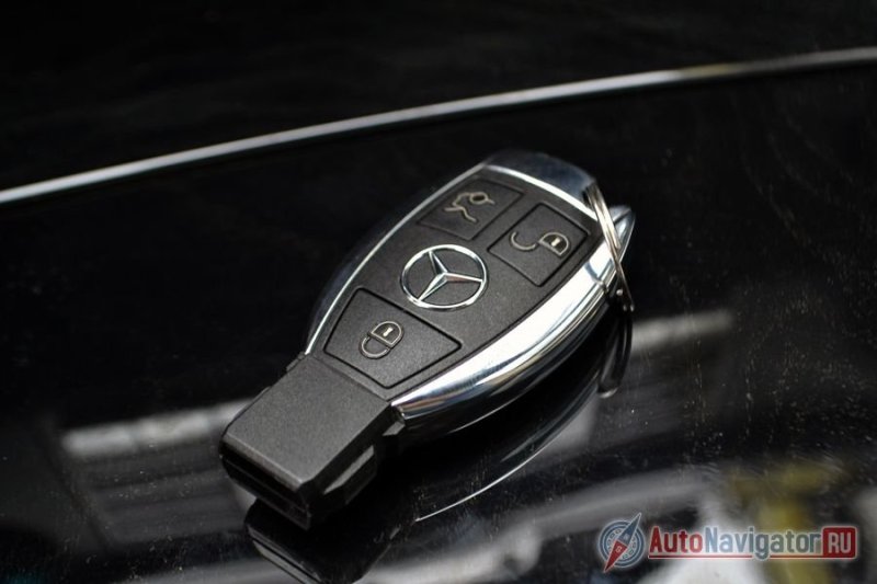 Традиционный для «Мерседеса» чип-ключ. Доставать его из кармана все равно придется, а также вставлять и поворачивать, как самый обычный. Никакой кнопки запуска двигателя тут нет