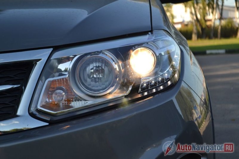 Лента светодиодов в блоке фар вроде есть, но как ходовые огни она не работает, только как габариты. Приходится включать ближний свет