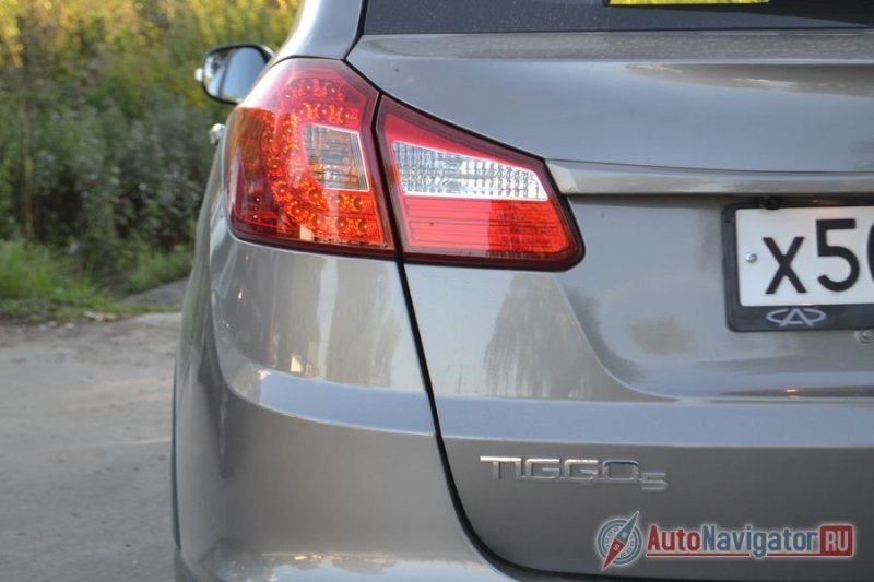 В фонарях тоже есть светодиоды, но светят они не очень ярко, хотя все же лучше, чем обыкновенные лампочки